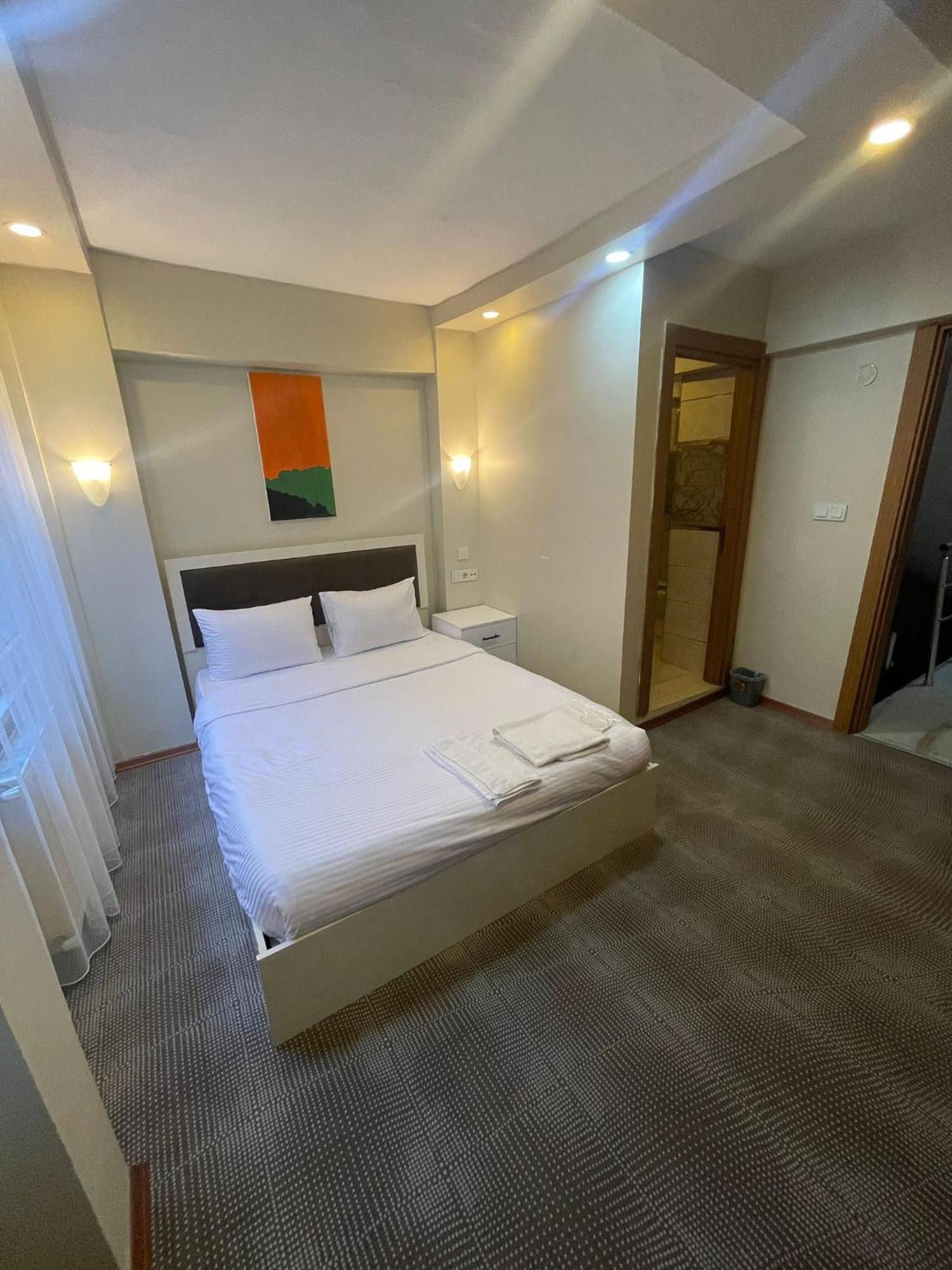 Ufuk Hotel Istanboel Buitenkant foto