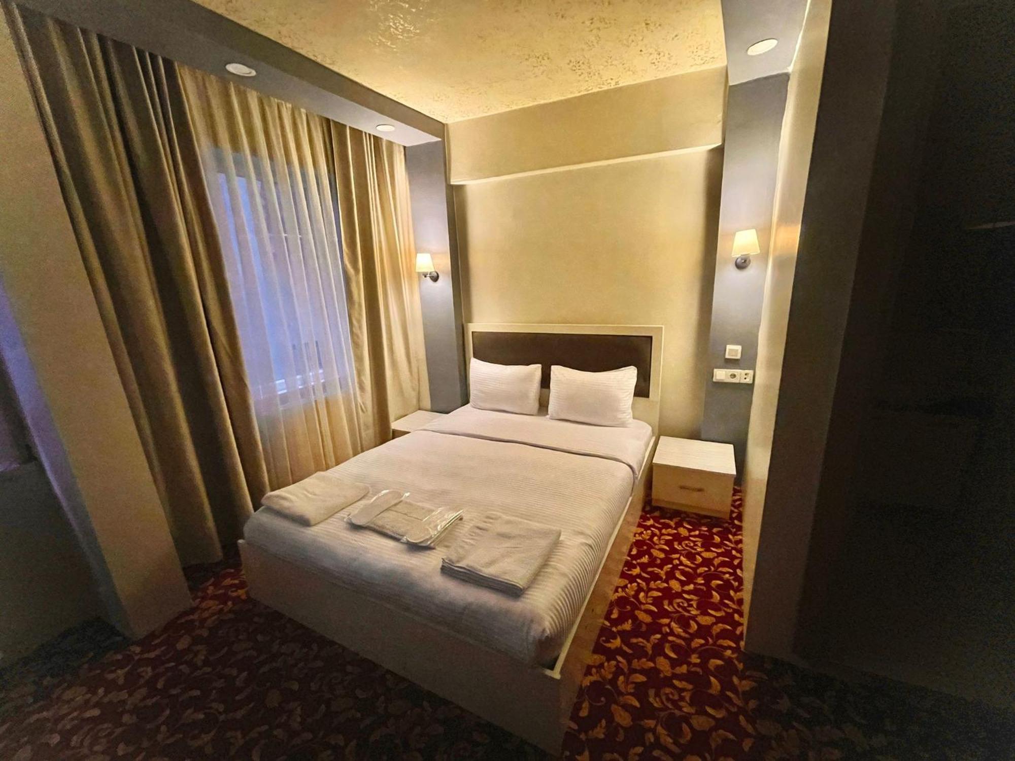 Ufuk Hotel Istanboel Buitenkant foto