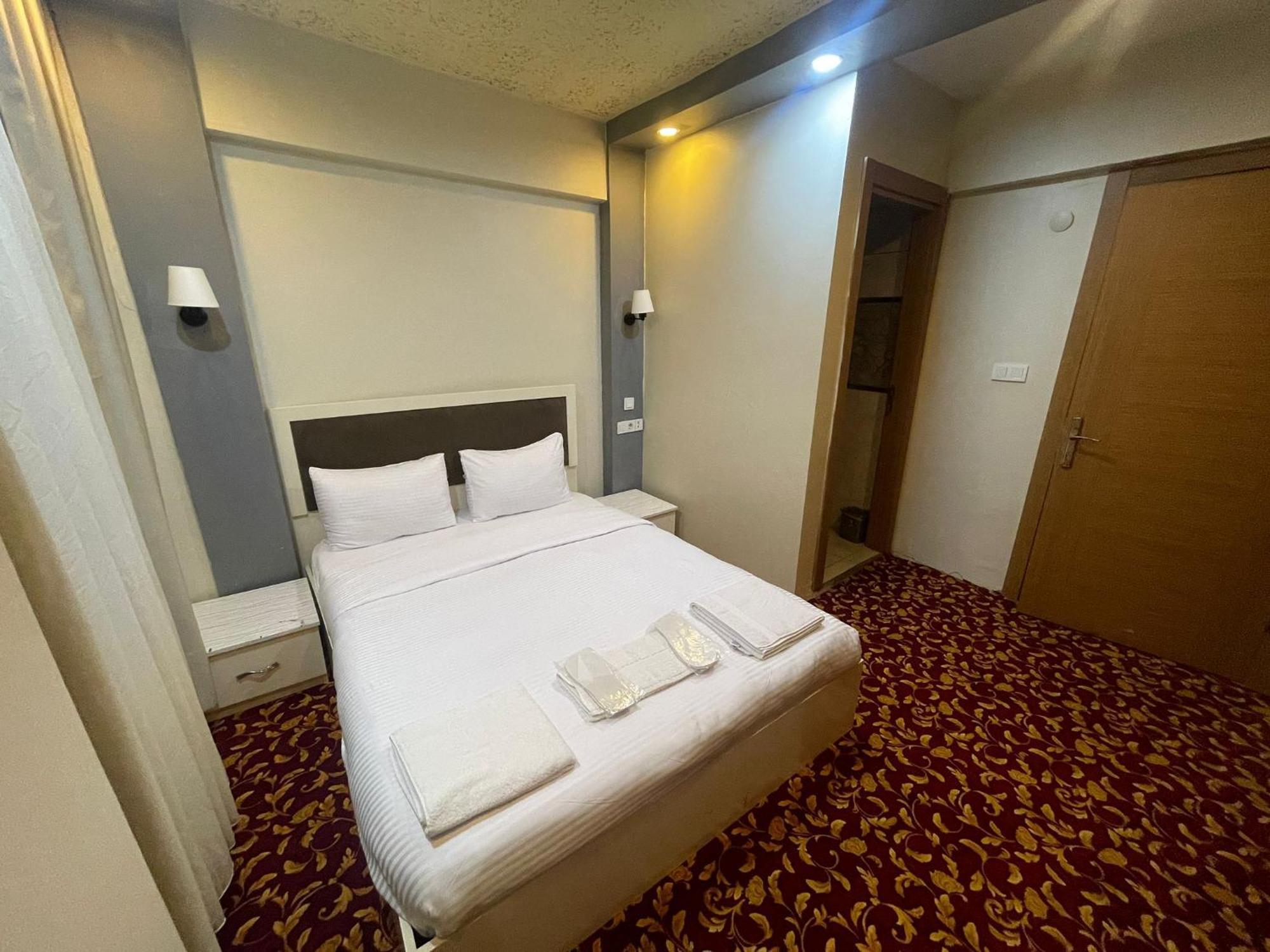 Ufuk Hotel Istanboel Buitenkant foto