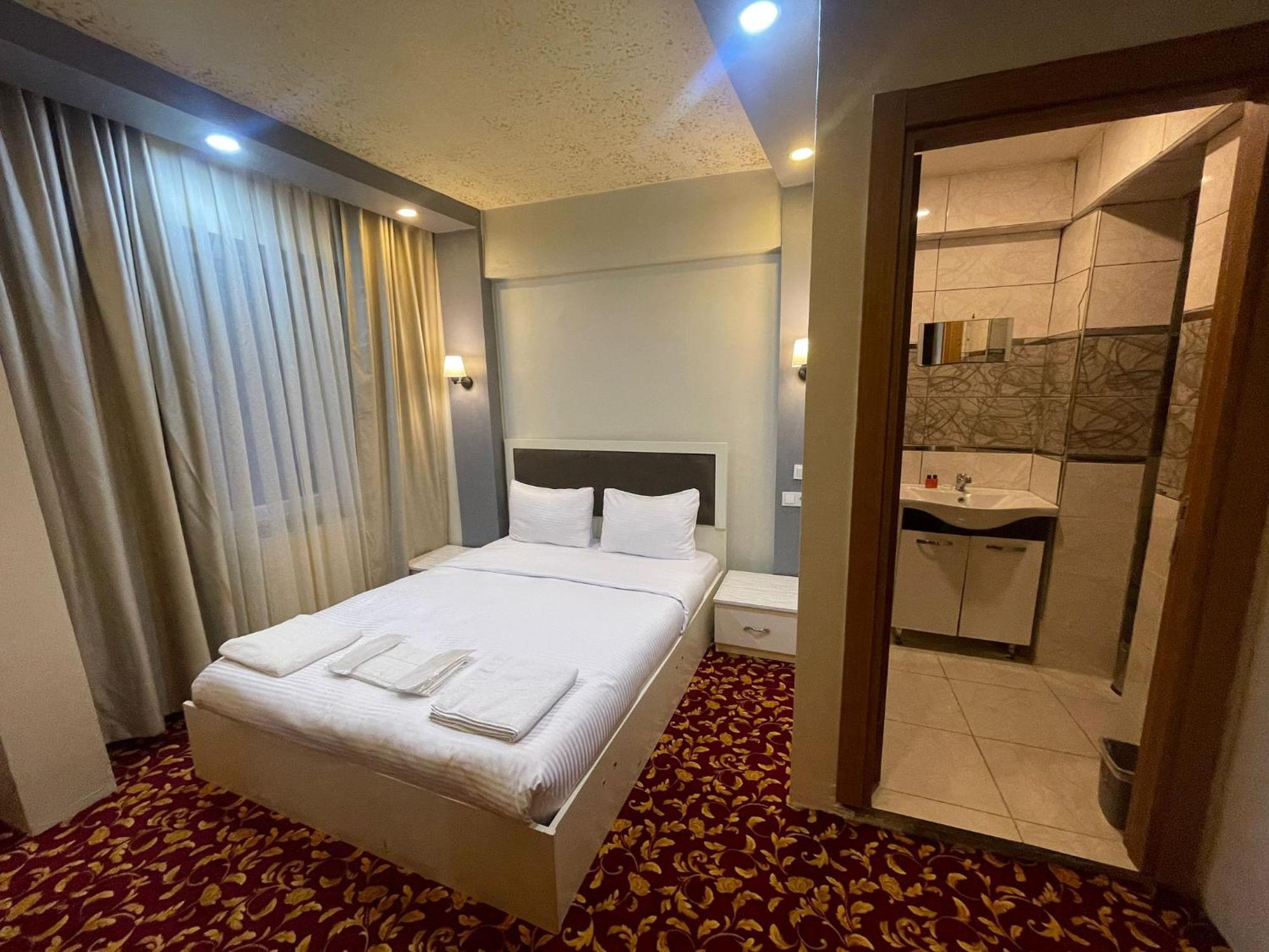 Ufuk Hotel Istanboel Buitenkant foto